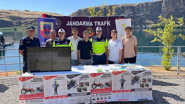 Jandarma ekipleri, trafik bilgilendirme standı açtı