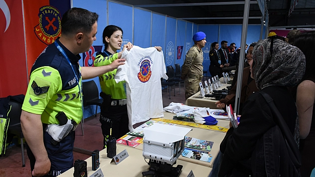 Jandarma, Kariyer Fuarı'nda vatandaşları bilgilendirdi