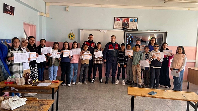 Jandarma, öğrencilerin heyecanına ortak oldu