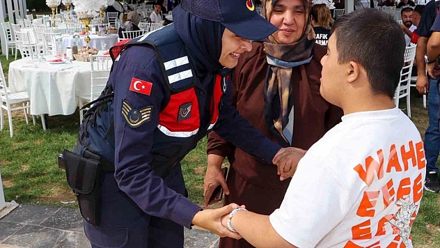 Jandarma ekipleri Engelsiz Yaşam Merkezi'ndeki çocuklarla bir araya geldi