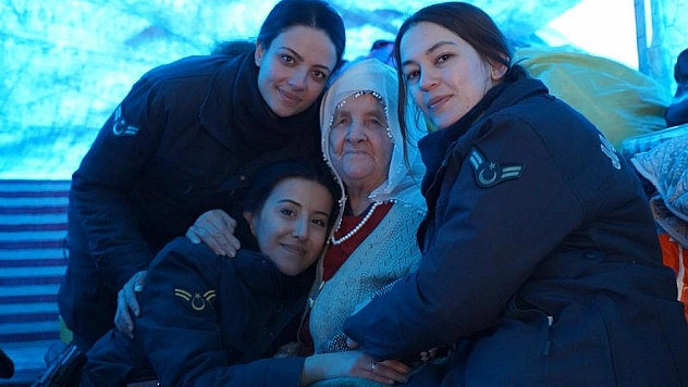 Kadın Astsubaylar deprem bölgesinde