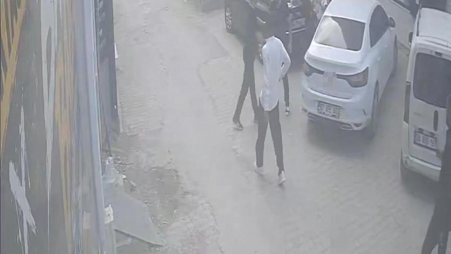 Kadına şiddeti önlemek istedi, bıçaklı saldırıya uğradı