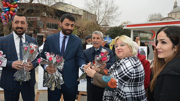 Kadınlara gül verdiler