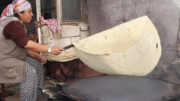 Kadınların imece usulü yufka ekmek mesaisi