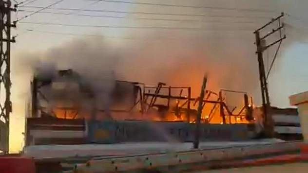 Kafenin terası alevlere teslim oldu
