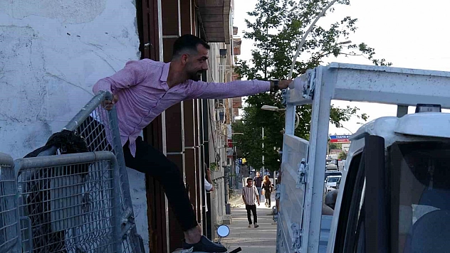 Malatya'da kaldırıma park eden sürücüye esnaftan ilginç sürpriz