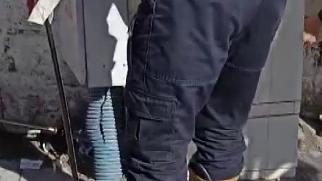 Kaldırımda yılan paniği