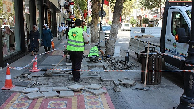 Kaldırımlar onarılıyor