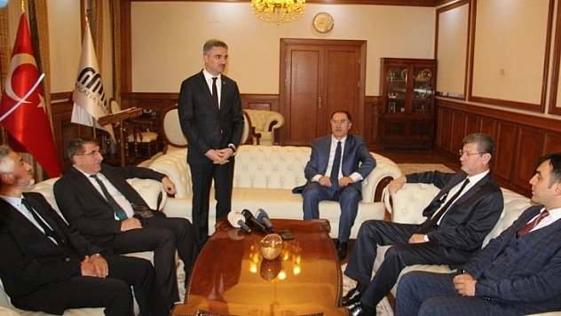 Şeref Malkoç Vali'yi ziyaret etti
