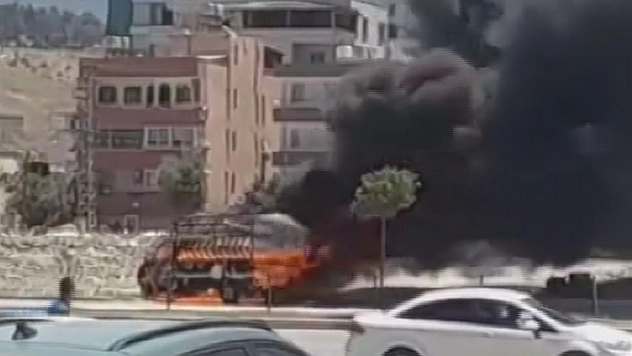 Kamyonet alev alev yandı