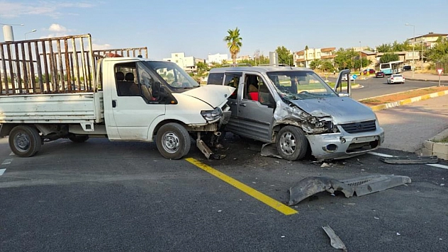 Kamyonet ile hafif ticari araç çarpıştı: 1 yaralı