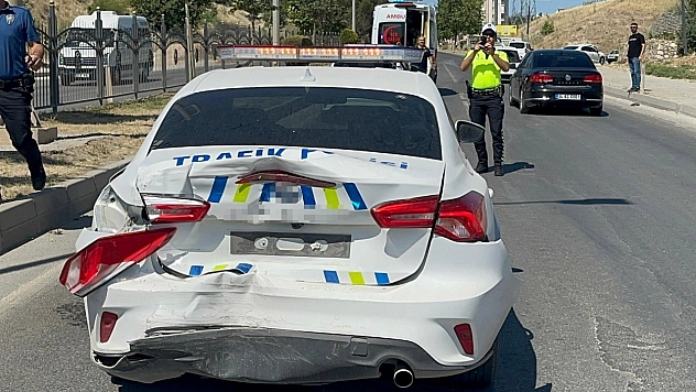 Kamyonet, polis aracına çarptı: 2 polis yaralandı