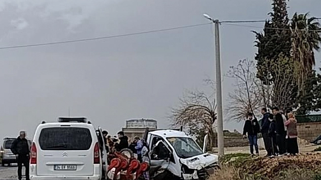 Kamyonet tümseğe çarptı: 3 yaralı