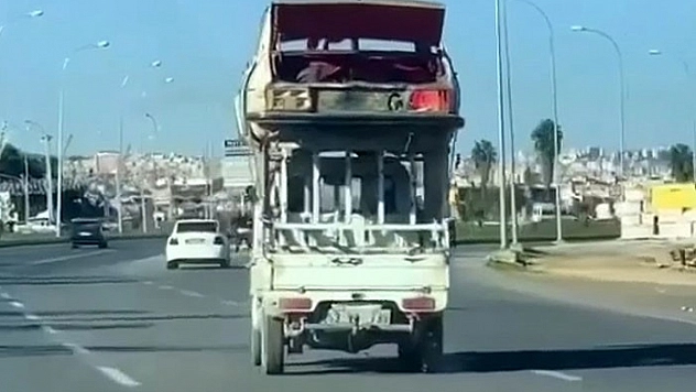 Kamyonet üzerinde araba taşıdılar