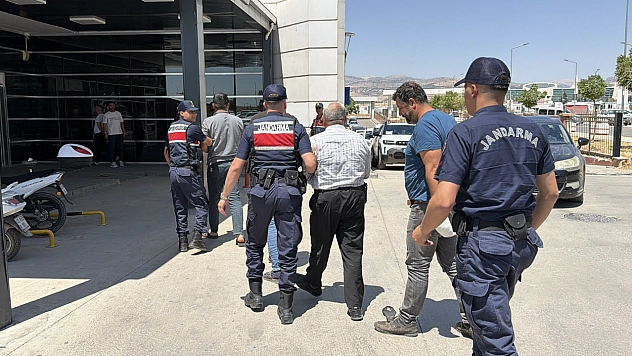 Kamyonetle çarptığı şahsı metrelerce fırlattı