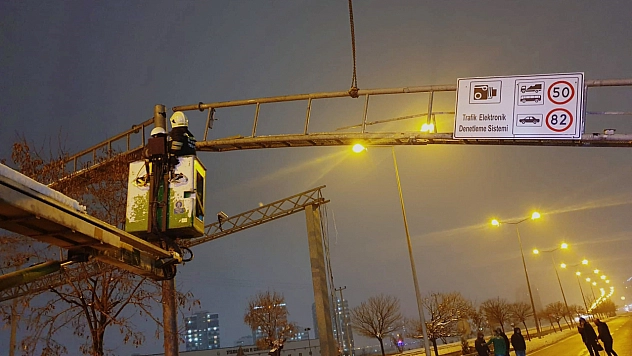 Kamyonun çarptığı trafik levhası itfaiye ekiplerince düzeltildi