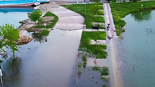 Kapaklar açıldı, baraj taştı İskele ve otopark su altında kaldı