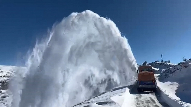 Kapalı köy yollarında çalışmalar sürüyor