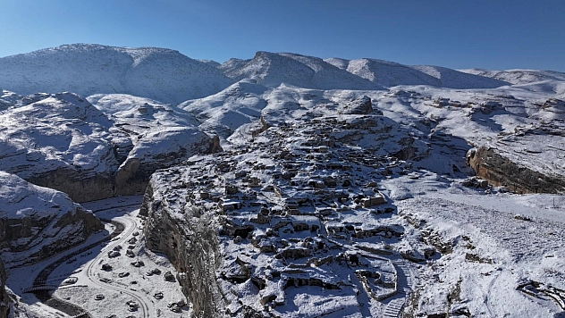 Kar altında filmleri aratmayan kurtarma operasyonu