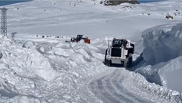 Kar köy yollarını ulaşıma kapattı