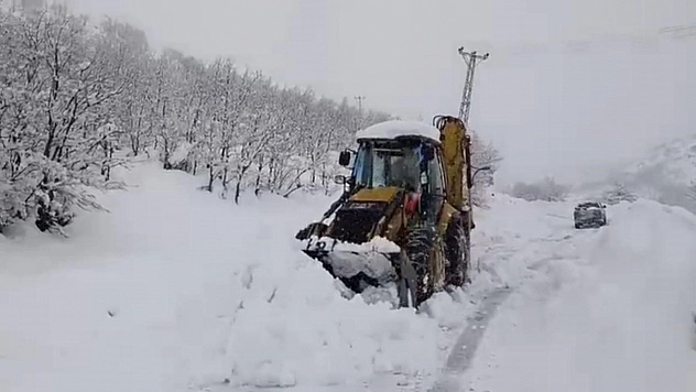 Kar nedeniyle kapanan yollar açıldı