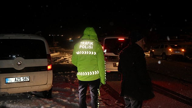 Kar ve tipi nedeniyle yollar ulaşıma kapandı