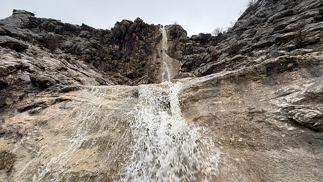 Kar ve yağmurun ardından şelale yeniden akmaya başladı