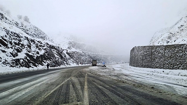 Kar yağışı etkili oldu, bazı araçlar yolda kaldı