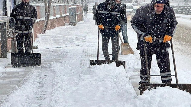 Kar yağışı etkisini artırdı, ekipleri teyakkuzda
