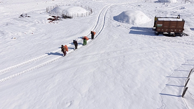 Kar yağışı hayatı zorlaştırdı: Kadınlar pes etmiyor