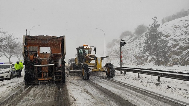 Yoğun kar hayatı olumsuz etkiledi, yollar trafiğe kapatıldı