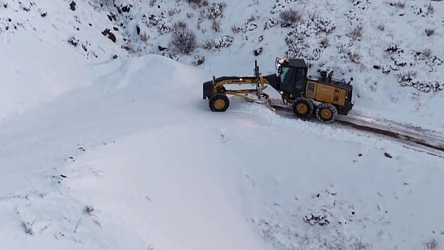 Kar yağışı ulaşımı felç etti: 80 köy yolu kapalı