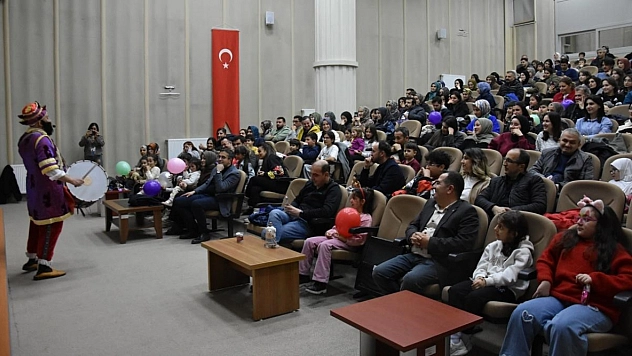 İnönü Üniversitesi'nde Karagöz ile Hacivat Gösterisi Çocuklarla Buluştu
