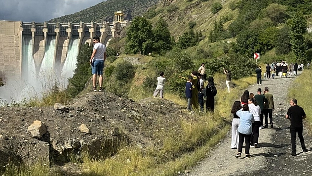 Karakaya Barajı'nda su tahliyesi ziyaretçi akınına uğradı