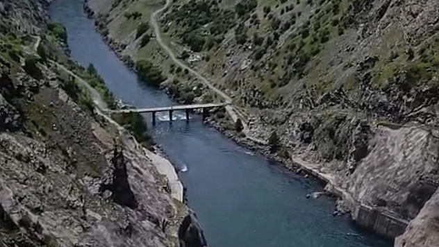 Karakaya Barajında su tahliyesi nedeni ile köprü trafiğe kapatıldı