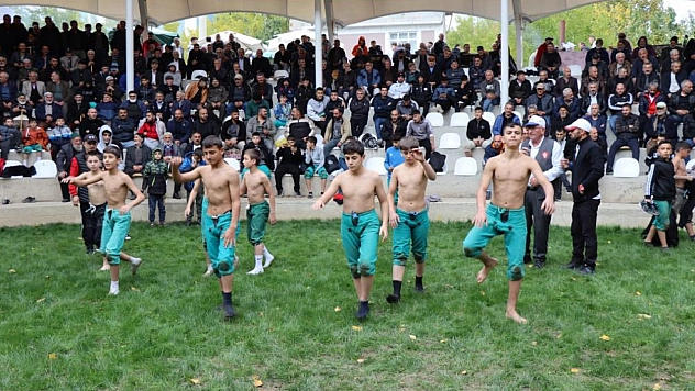 Karakucak güreşleri Cumhuriyet coşkusuyla başladı