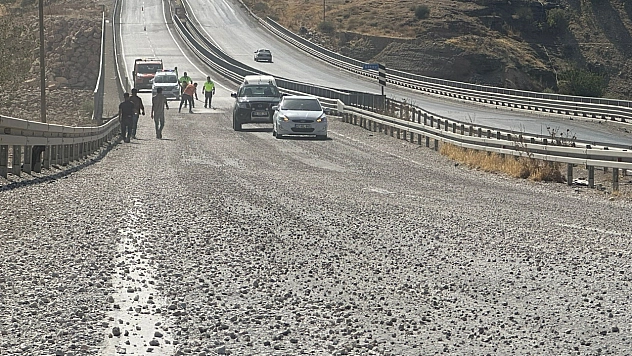 Karayoluna dökülen mıcır kazaya neden oldu