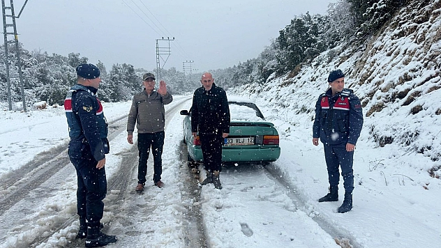 Karda mahsur kalanlara jandarma yetişti