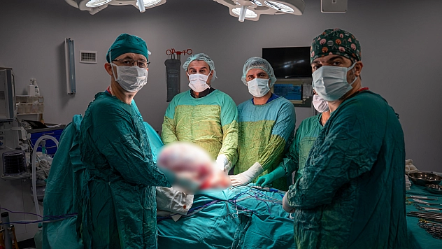 Karın şişkinliğiyle hastaneye gitti 15 kilogramlık kitle çıkarıldı