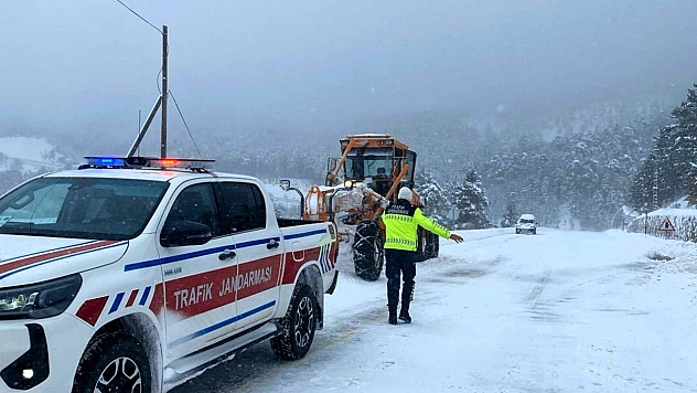 Karla kapanan yollar yeniden açıldı!