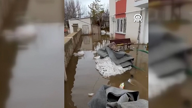 Karlar eridi, evleri su bastı