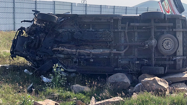 Kars'ta ambulans şarampole uçtu: 1'i doktor 4 kişi yaralandı