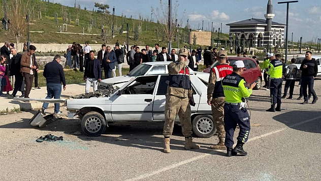 Karşı şeride geçen otomobil ters döndü: 1'i ağır 3 yaralı