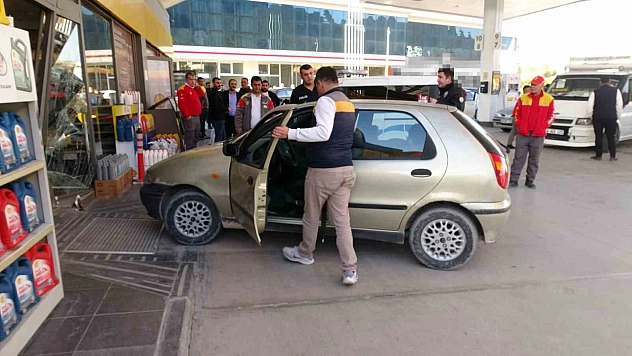 Petrolde kasiyerle tartıştı, araçla market istasyonuna daldı