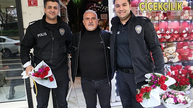 'Kavga Var' diye giden polisler çiçekle karşılandı