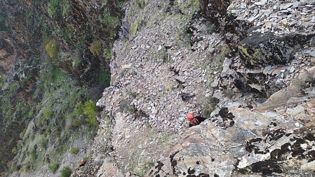 Kayalıklarda mahsur kalan keçiler kurtarıldı