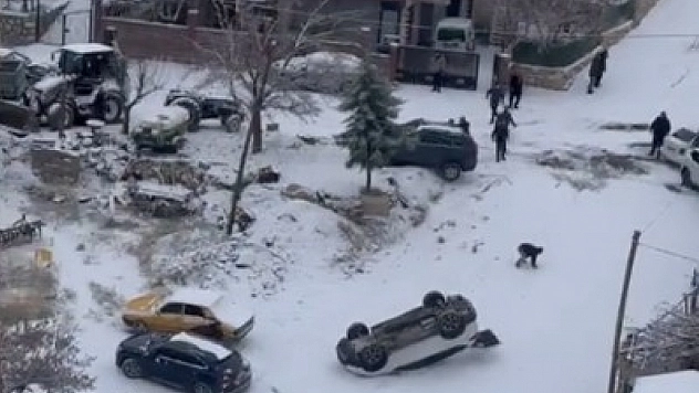 Malatya'da kayan araç park halindeki aracı devirdi
