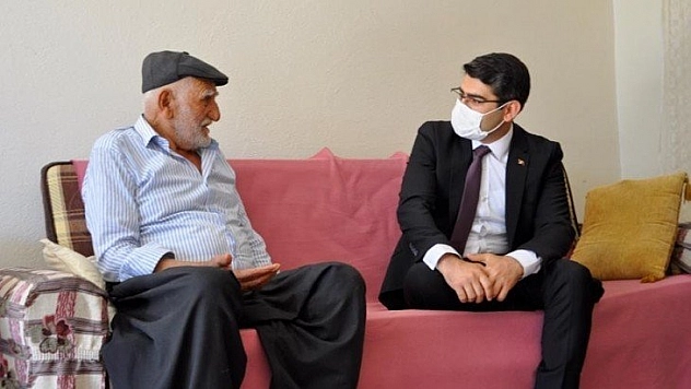 Şehit ailelerini ziyaret etti