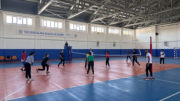 Kaymakam öğrencilerle voleybol oynadı