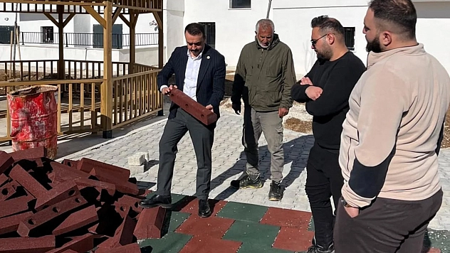 Kaymakam Pelvan deprem konutlarında incelemelerde bulundu